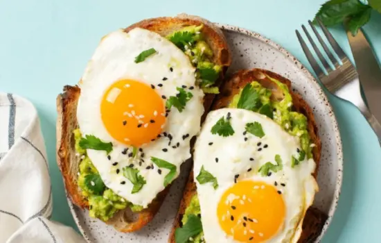 desayuno saludable con tostadas de aguacate y huevos para acelerar el metabolismo