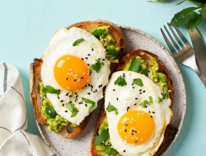 desayuno saludable con tostadas de aguacate y huevos para acelerar el metabolismo