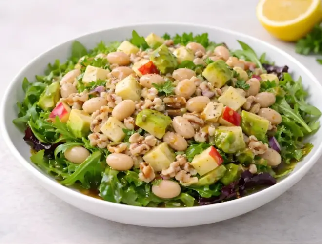 Ensalada agridulce de alubias blancas con brotes frescos, manzana con piel y aguacate, ali&ntilde;ada con salsa de miel, mostaza, lim&oacute;n, aceite de oliva y vinagre bals&aacute;mico de M&oacute;dena.