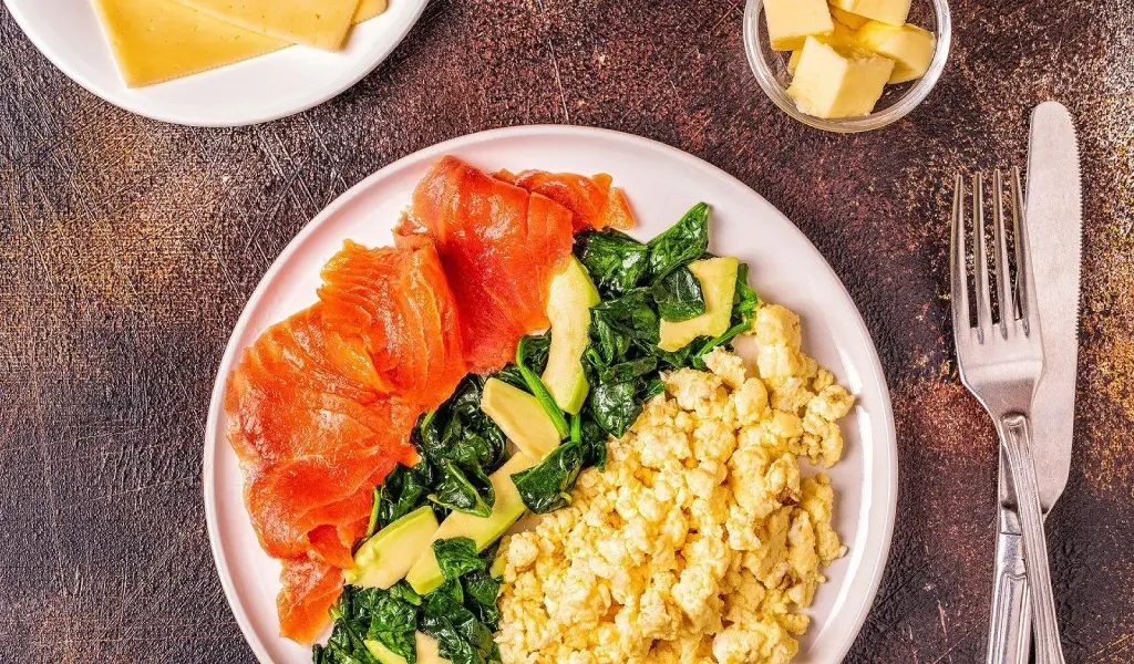 alimentos de la dieta keto saludables con aguacate salmon huevos y frutos secos