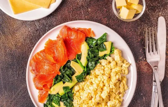 alimentos de la dieta keto saludables con aguacate salmon huevos y frutos secos