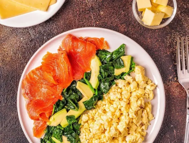 alimentos de la dieta keto saludables con aguacate salmon huevos y frutos secos