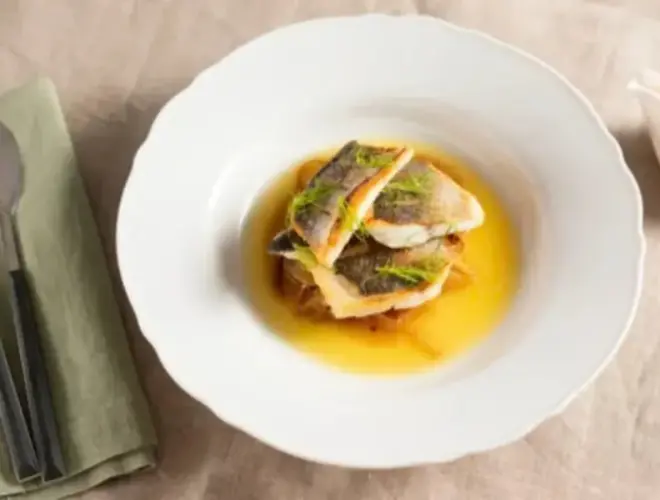 Lubina en papillote con hinojo, naranja y azafr&aacute;n acompa&ntilde;ada de fideos de calabac&iacute;n