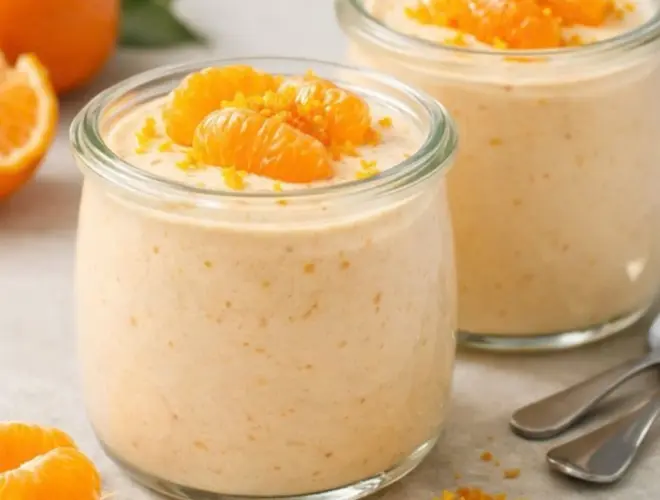 Mouse light de mandarina en tarros de cristal con gajos de mandarina y ralladura, fotograf&iacute;a luminosa sobre fondo neutro