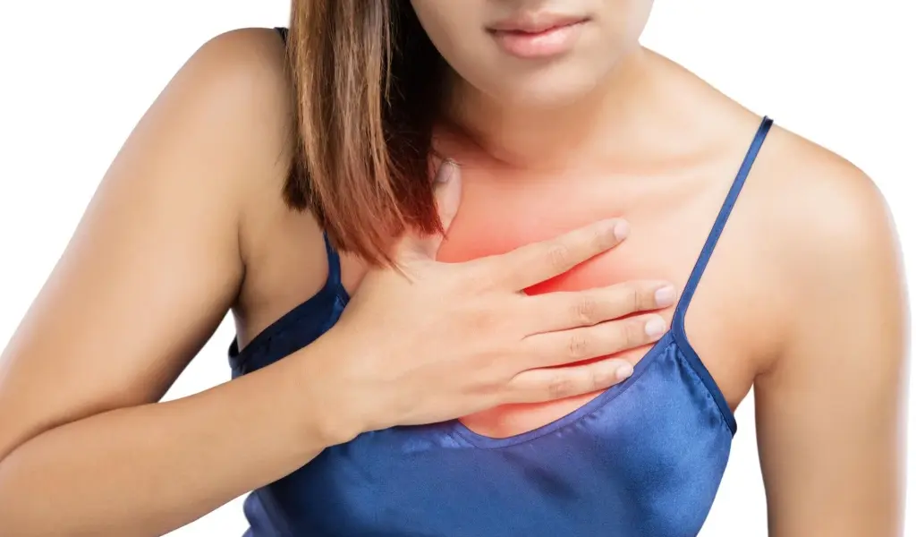 Mujer con reflujo g&aacute;strico despu&eacute;s de comer