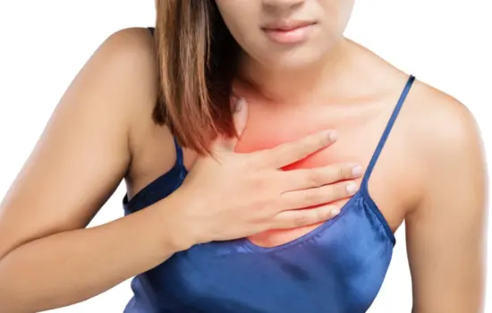 Mujer con reflujo gástrico después de comer