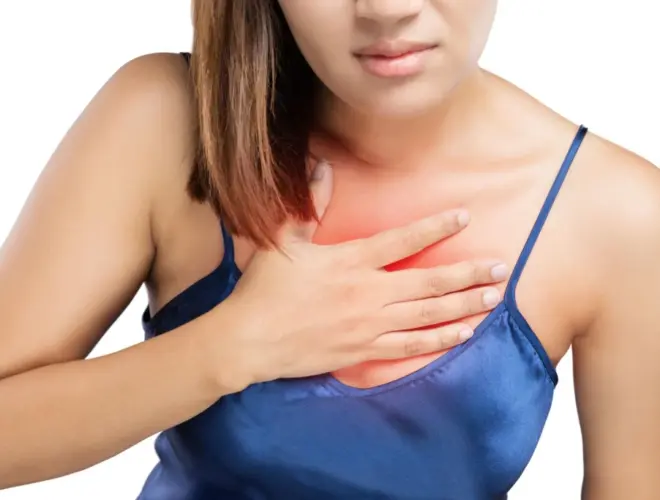 Mujer con reflujo g&aacute;strico despu&eacute;s de comer