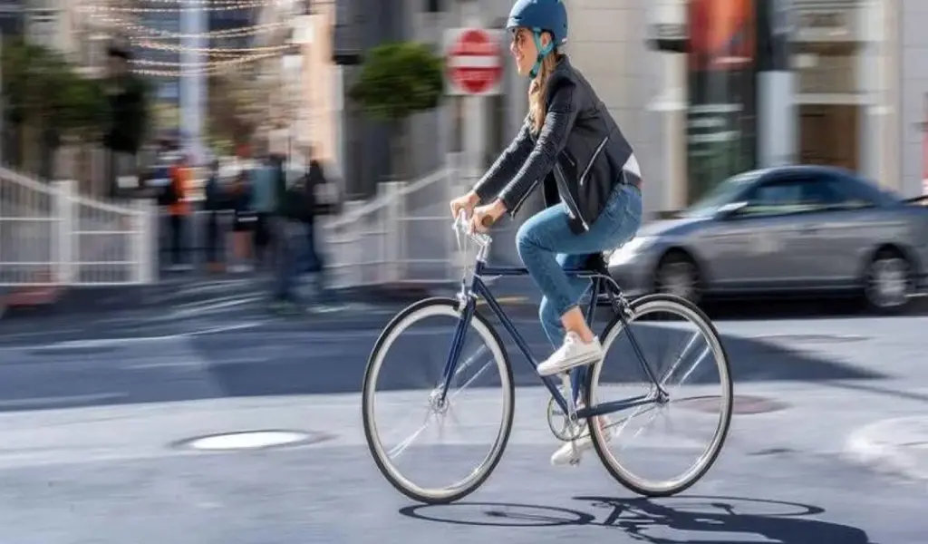 persona pedaleando bicicleta al aire libre en un entorno saludable