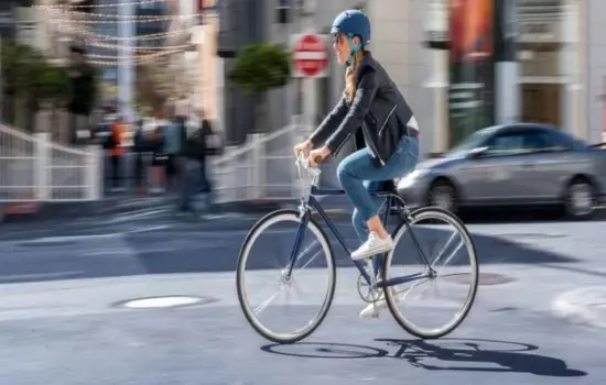 persona pedaleando bicicleta al aire libre en un entorno saludable