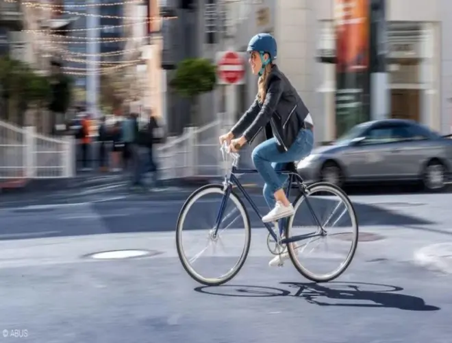 persona pedaleando bicicleta al aire libre en un entorno saludable