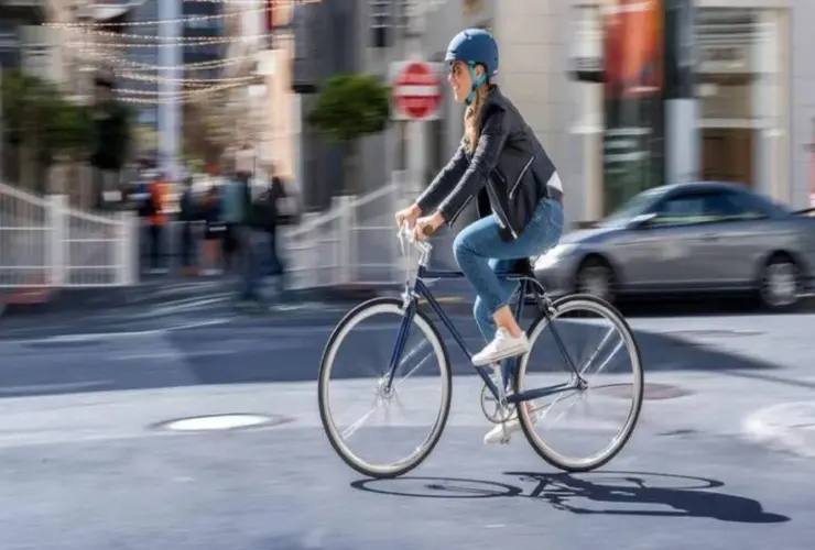 persona pedaleando bicicleta al aire libre en un entorno saludable
