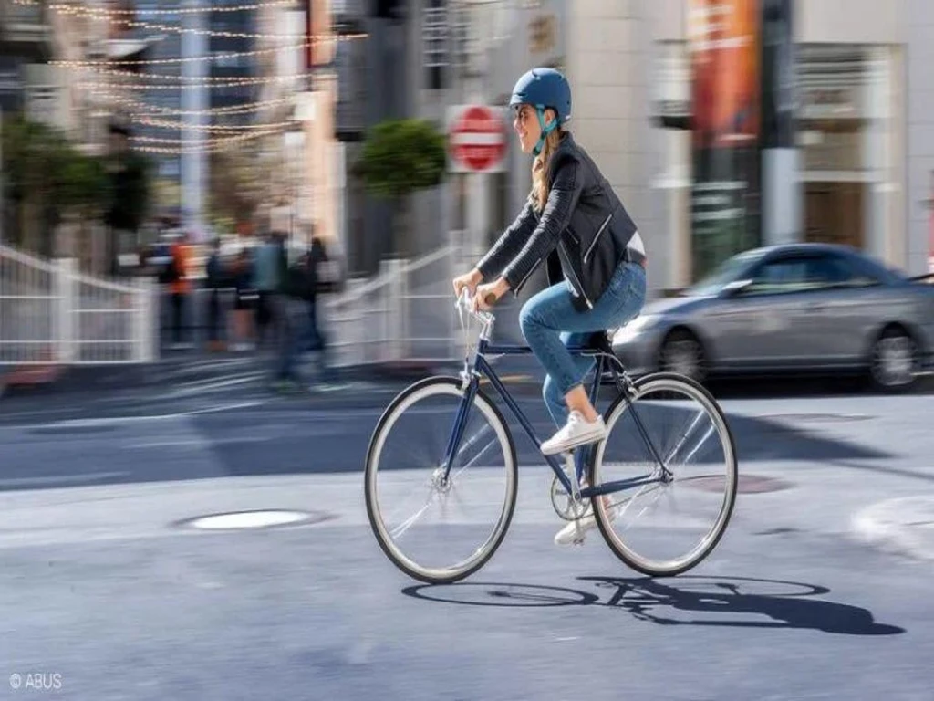 persona pedaleando bicicleta al aire libre en un entorno saludable