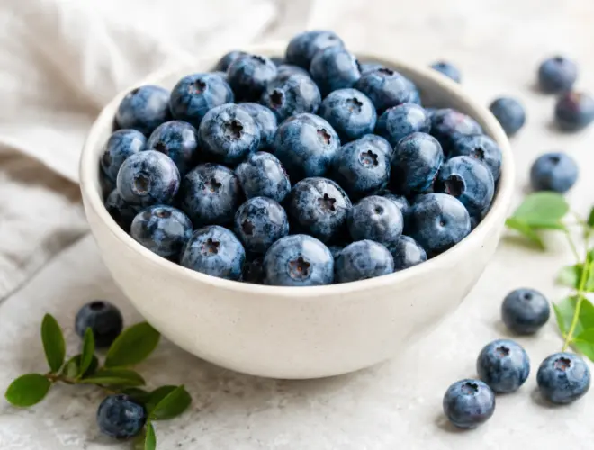 Ar&aacute;ndanos frescos en cuenco blanco, receta saludable de fruta natural lista para degustar.