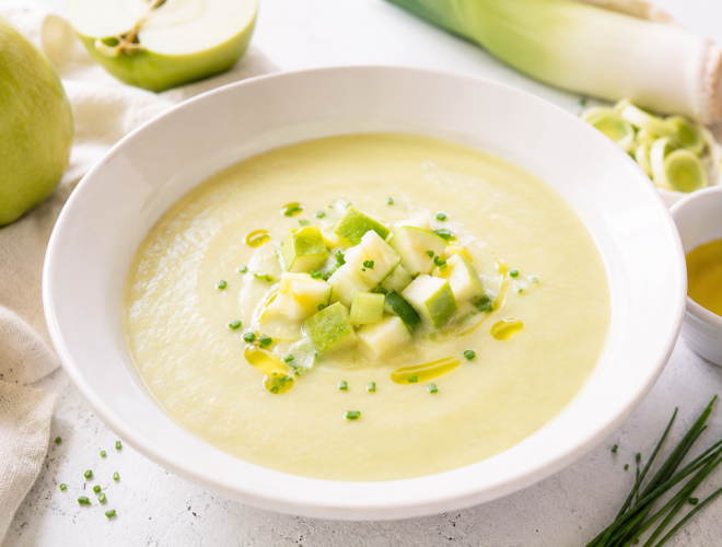 Sopa fría de puerro y manzana servida con dados de manzana verde, puerro y aceite de oliva virgen extra.